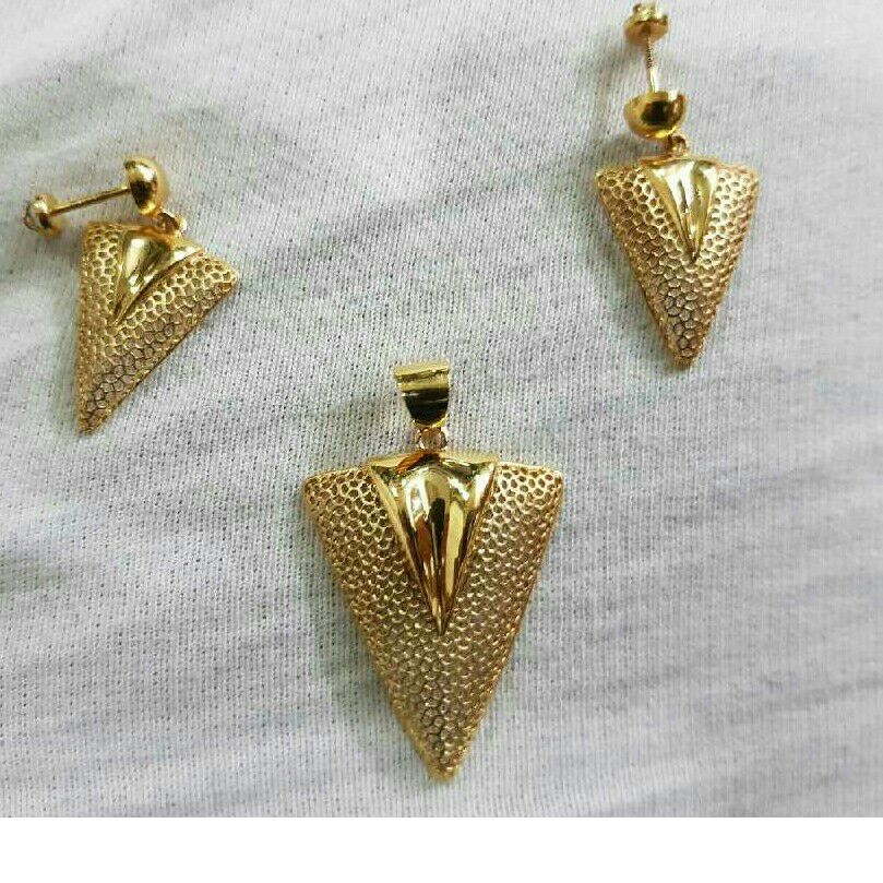 18kt Gold Fancy Ladies Pendant Set