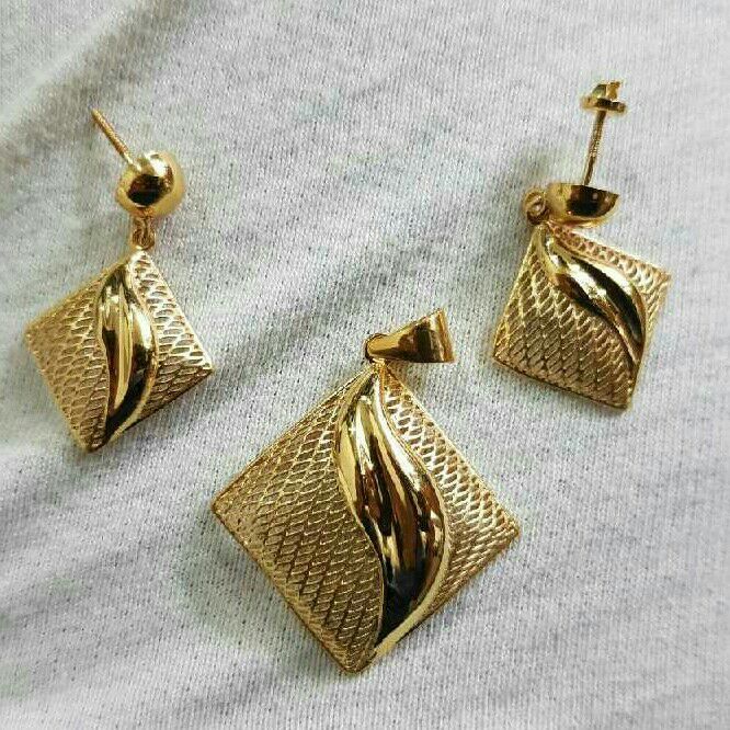 18kt Gold Fancy Ladies Pendant Set