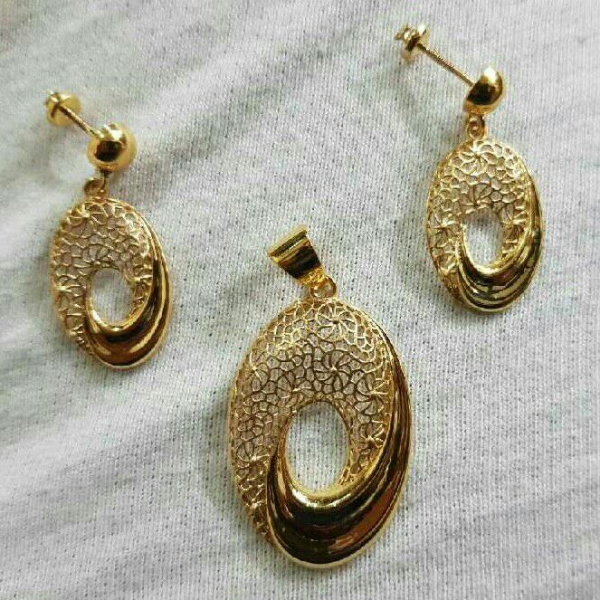 18kt Gold Fancy Ladies Pendant Set