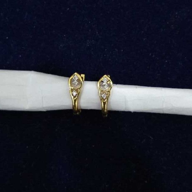 18KT Yellow Gold Ladies Classic Diamond Earrings