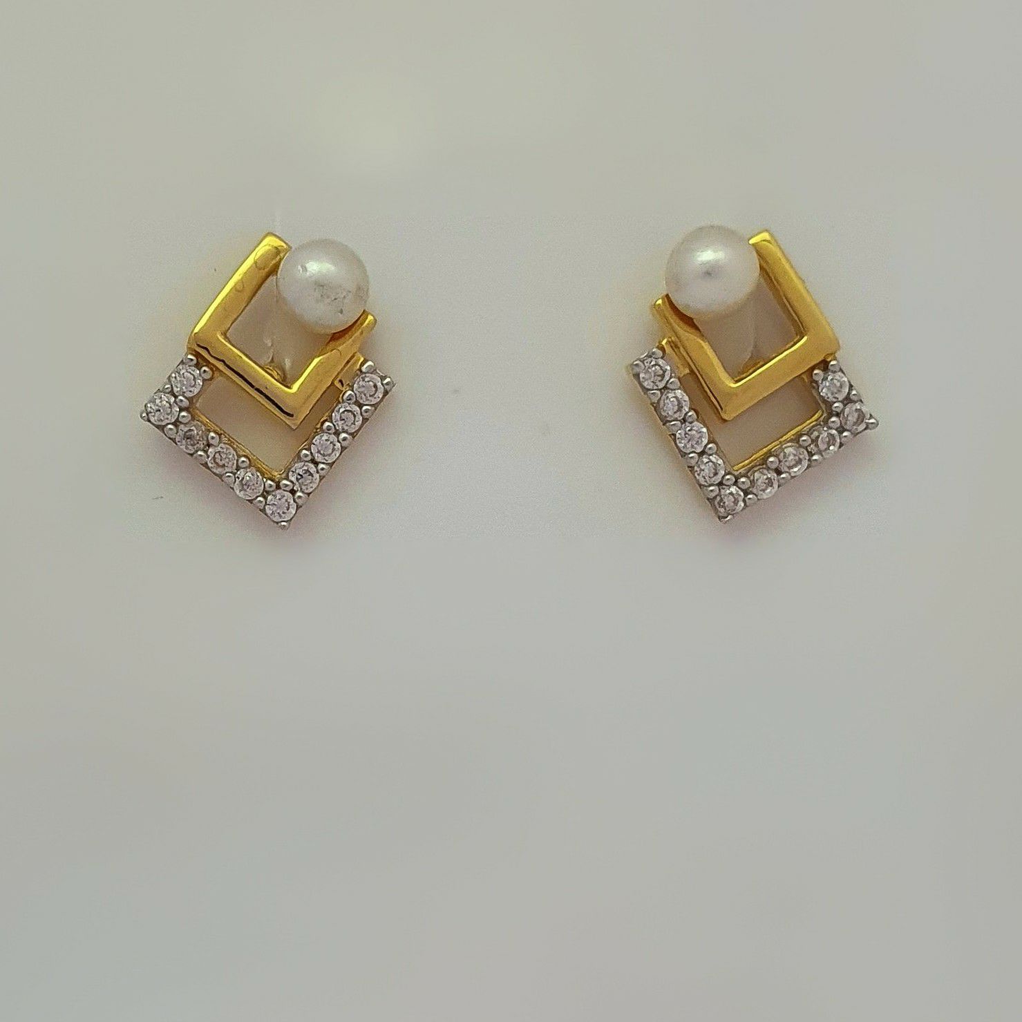 FANCY PEARL EARRING