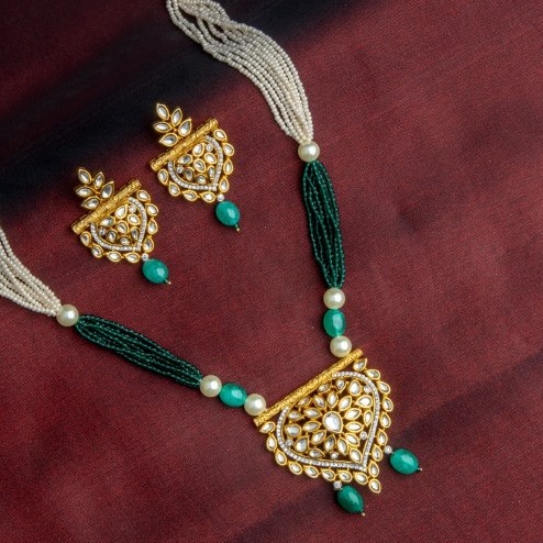 Green and white pearls necklace set