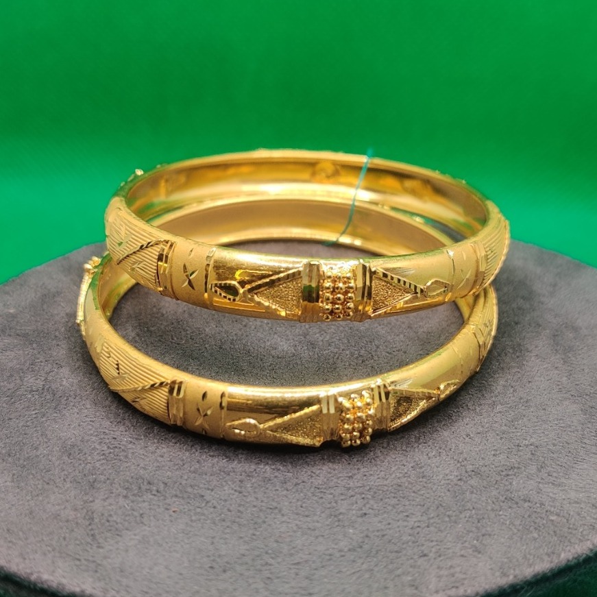 22k gold plain with rava design bangle