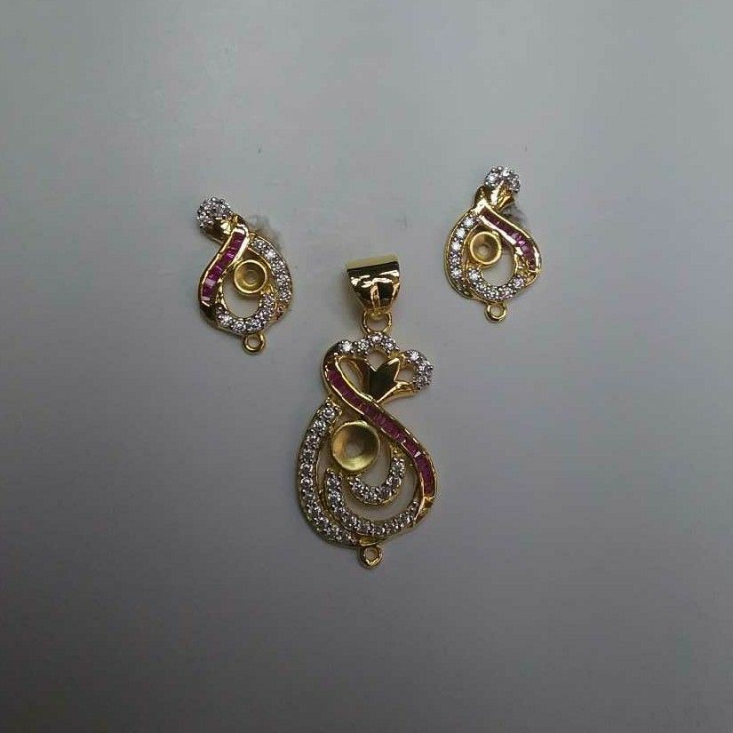 22KT Gold Ladies V- Prong Indian Casual Pendant Set