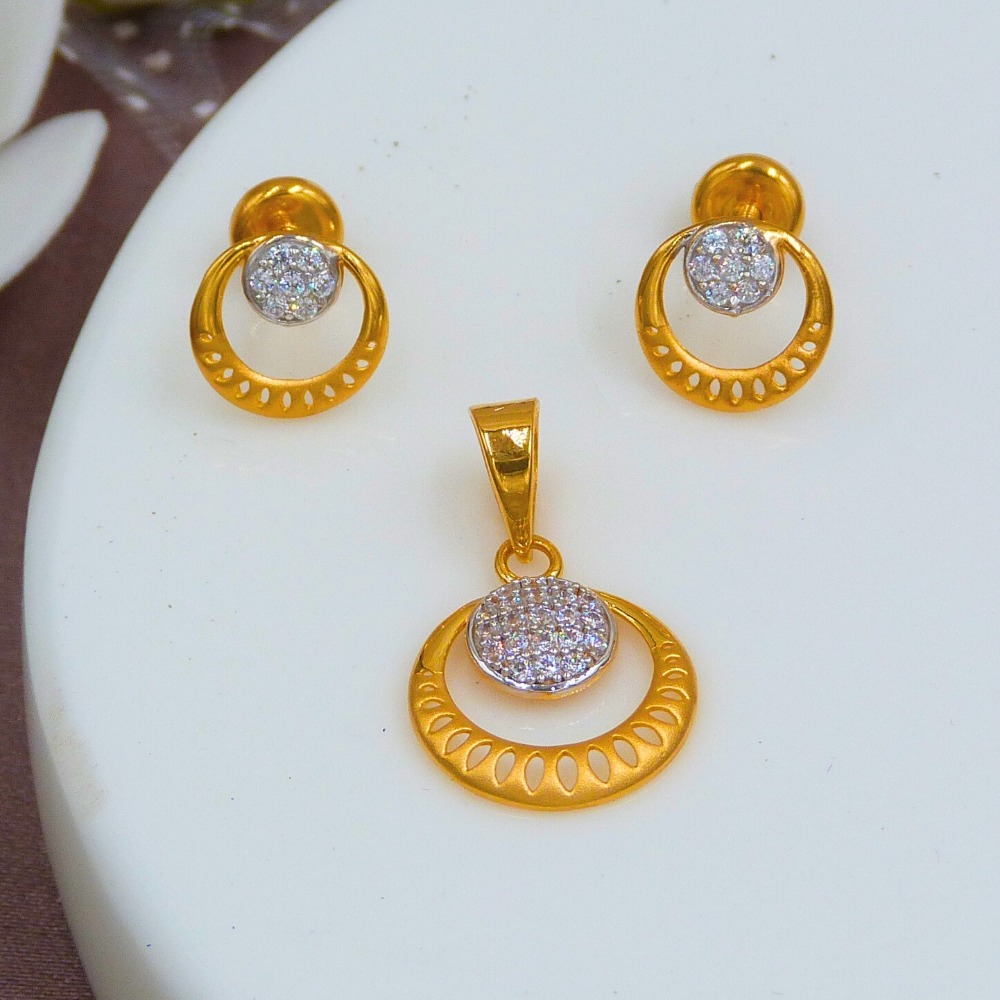 Round Fancy 22k Gold Pendant Set