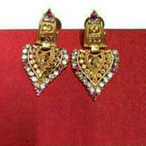 22K Gold Ladies Indian Fancy Butti Yellow