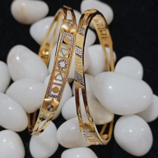 916 Gold Classic Heart Design Bangle
