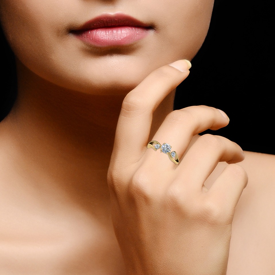 14KT 3 DIAMOND RING - Image 2