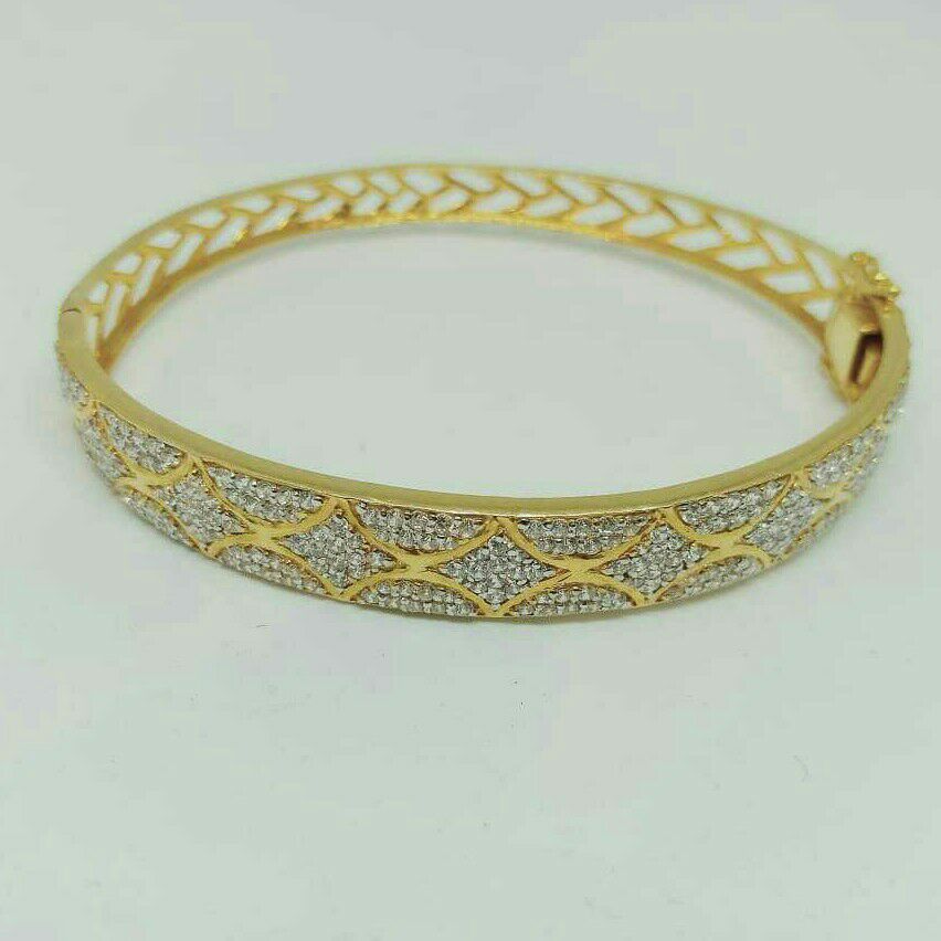 916 Stylish Gold Bangle