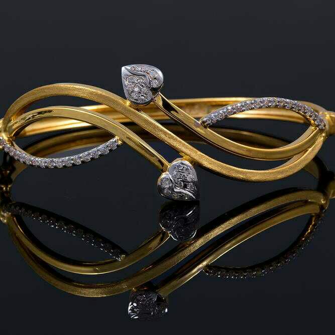 916 Stylish Gold Bracelet