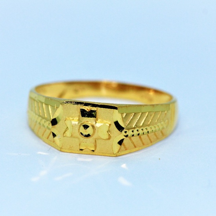 Gold wedding gents ring