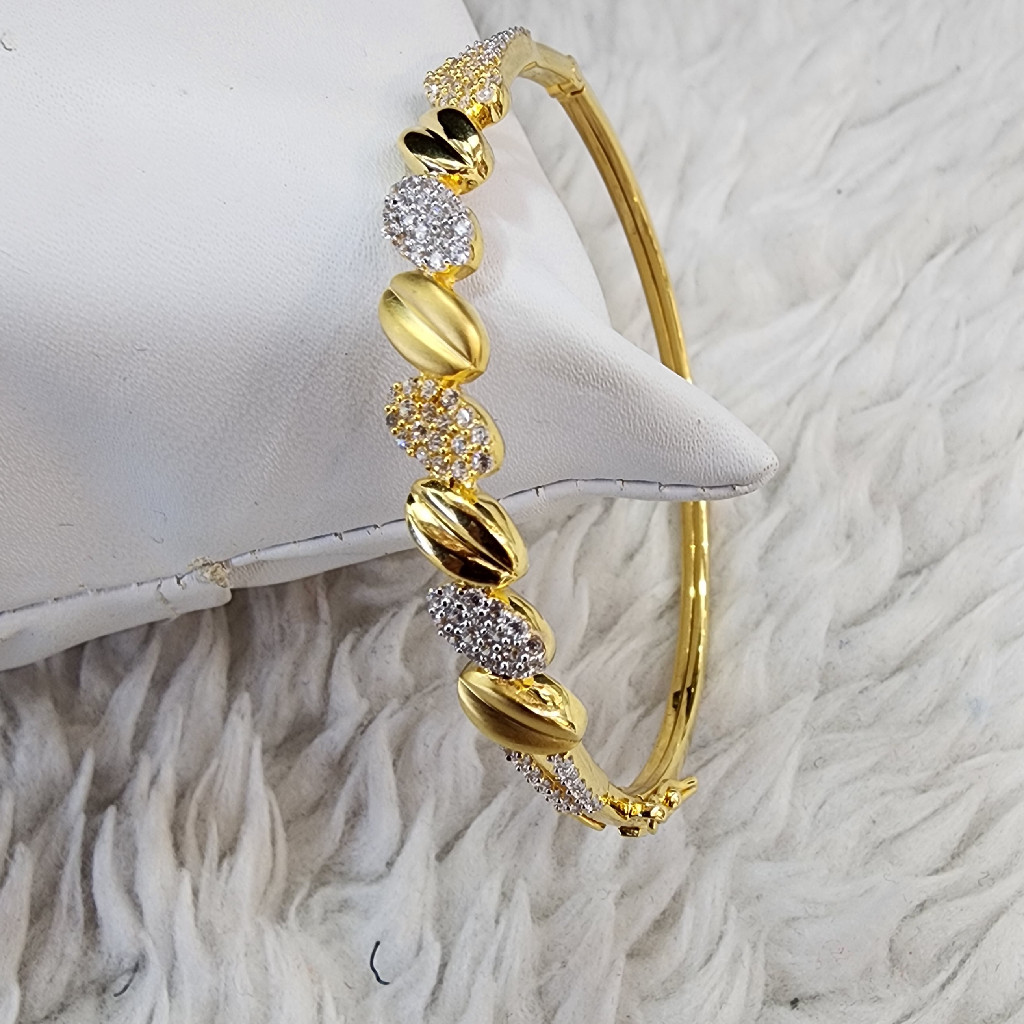 18 Gold Fancy With Rodiyam Unique Ladies Kada