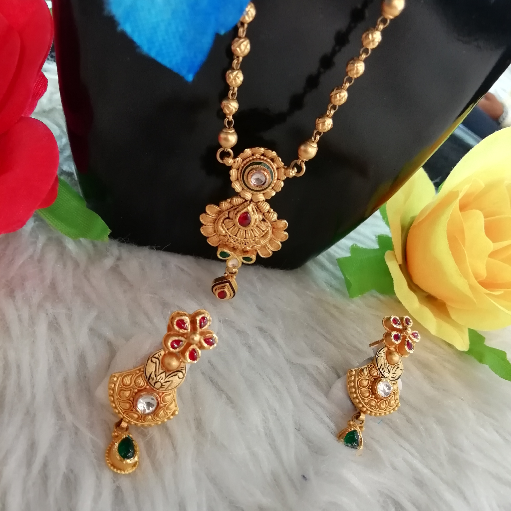 916 GOLD FANCY ANTIQUE jadtar green and red stone Dokiya
