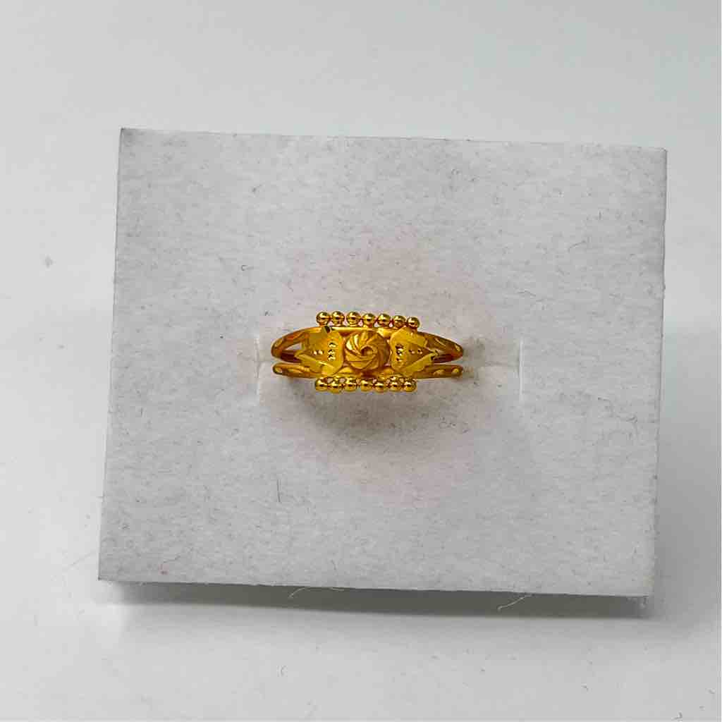 916 gold clasaic design lightweight ring?