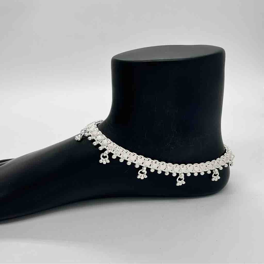 Silver Jodhpuri Gungru And Rava Design Payal