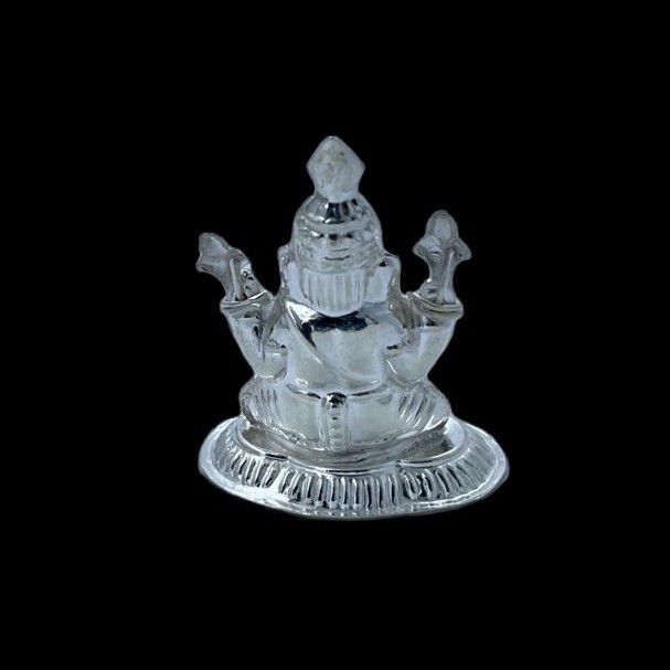 Silver design in ganeshji (?????) idol