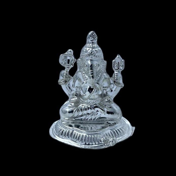 Silver design in ganeshji (?????) idol