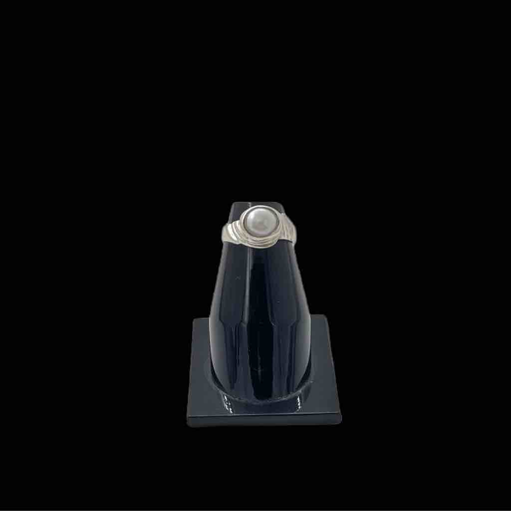 Silver ring in fancy pearl stone (????)