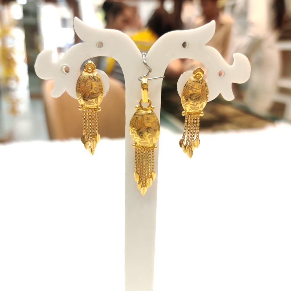 916 Gold Pendant Set Oval Latkan Design