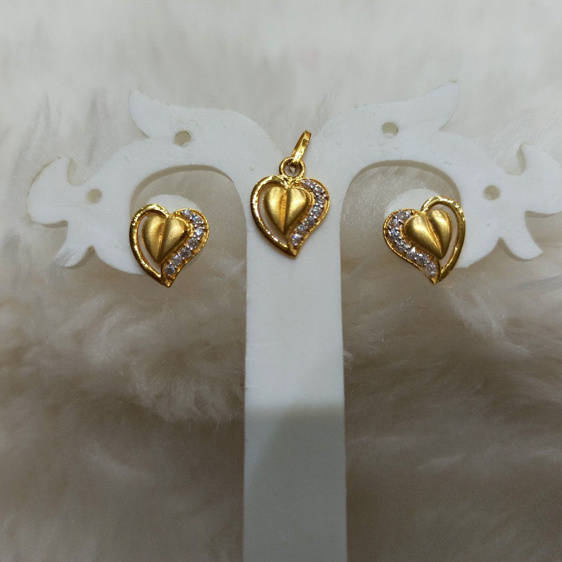 Gold 20c Heart Shape Pendant Set
