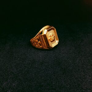 916 Gold Square in om design ring