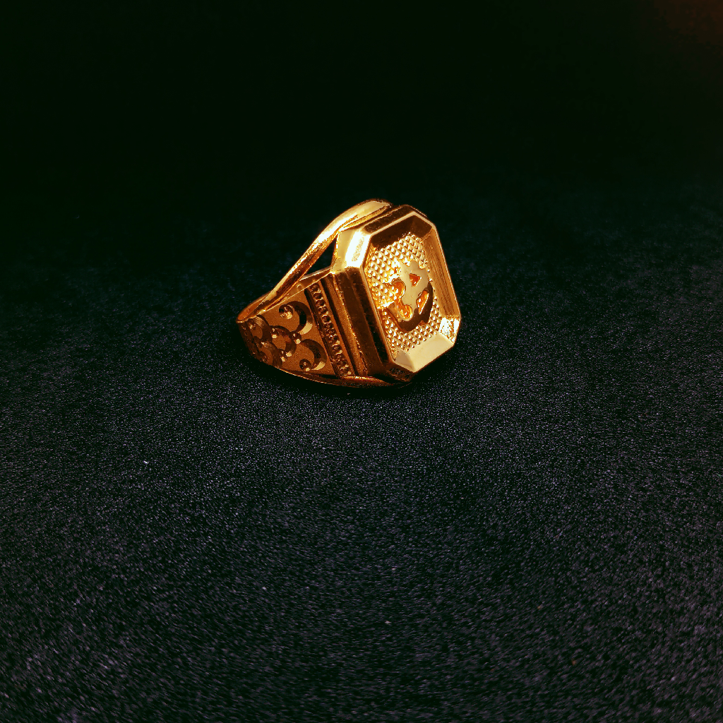 916 Gold Square in om design ring