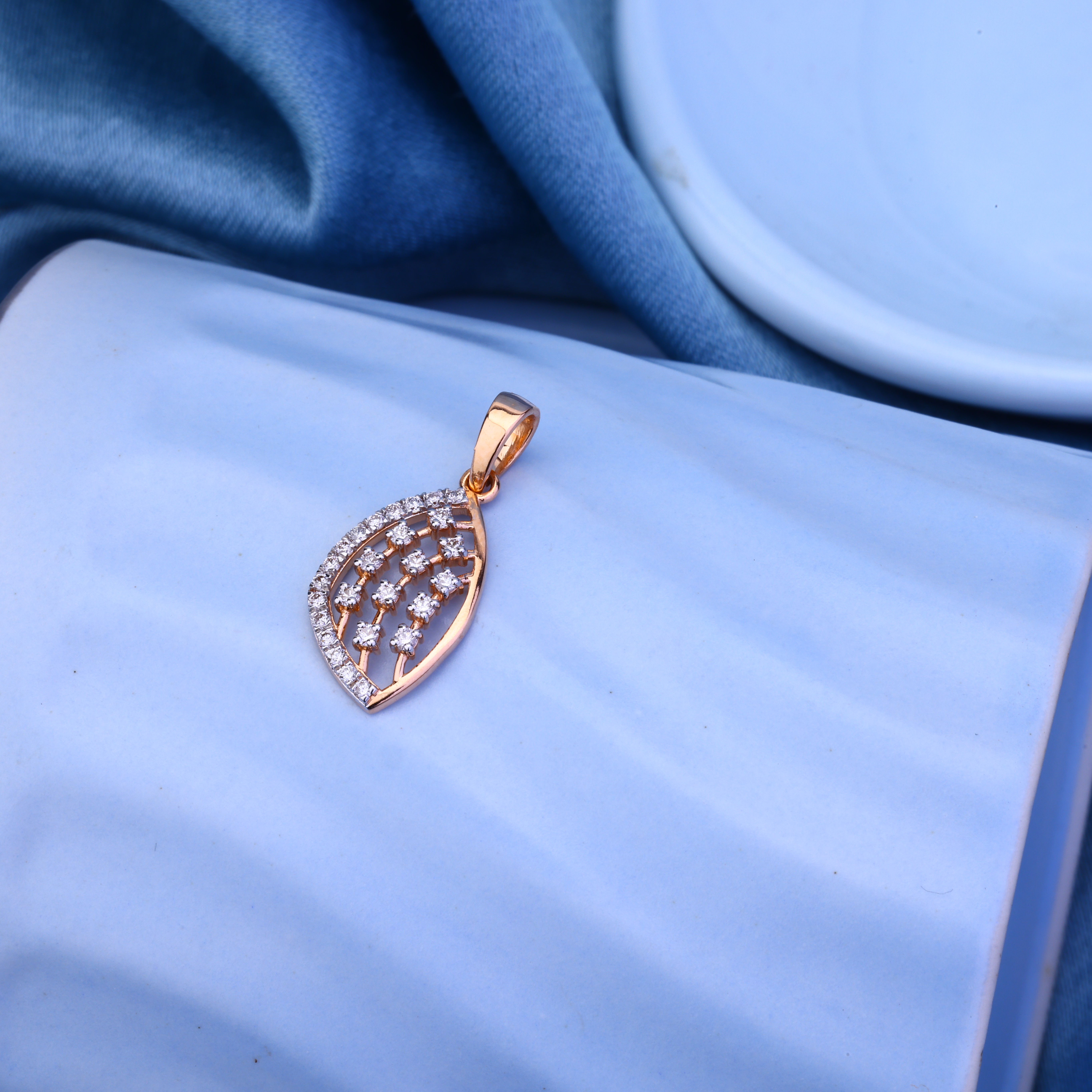 18Kt Gold Oval Shape Pendant