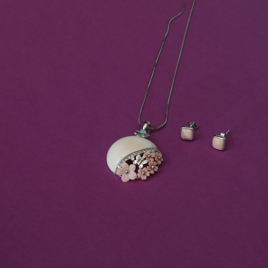 92.5 Silver elegant carved Round pendent set with Fancy chain for Women