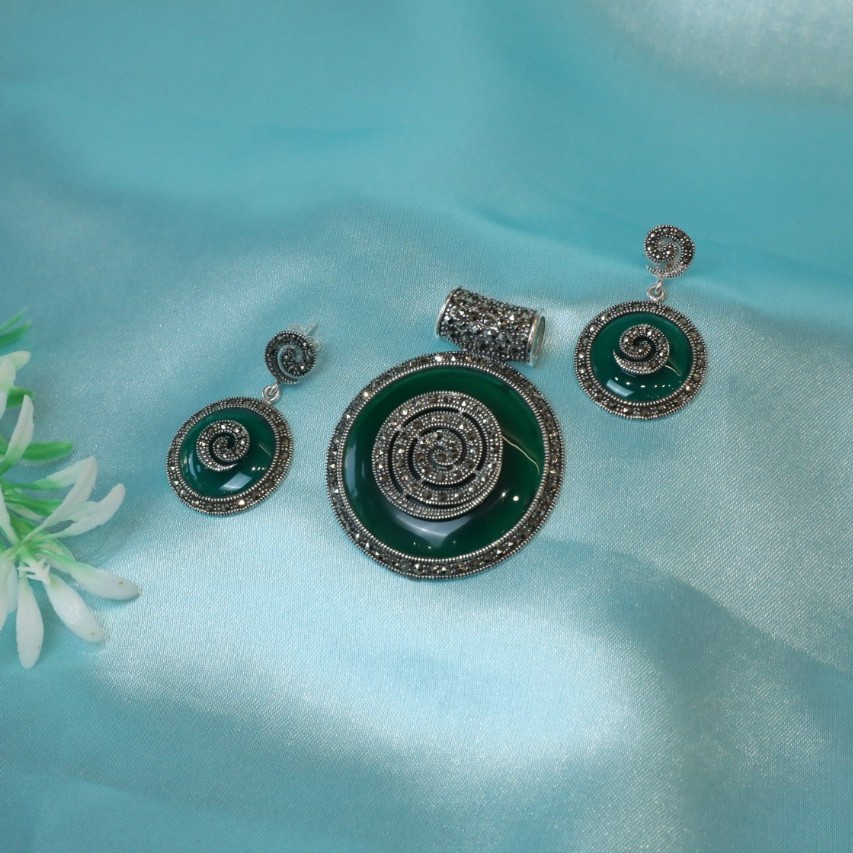 92.5 Sterling Silver Green Meeno light oxidised pendent set For Women