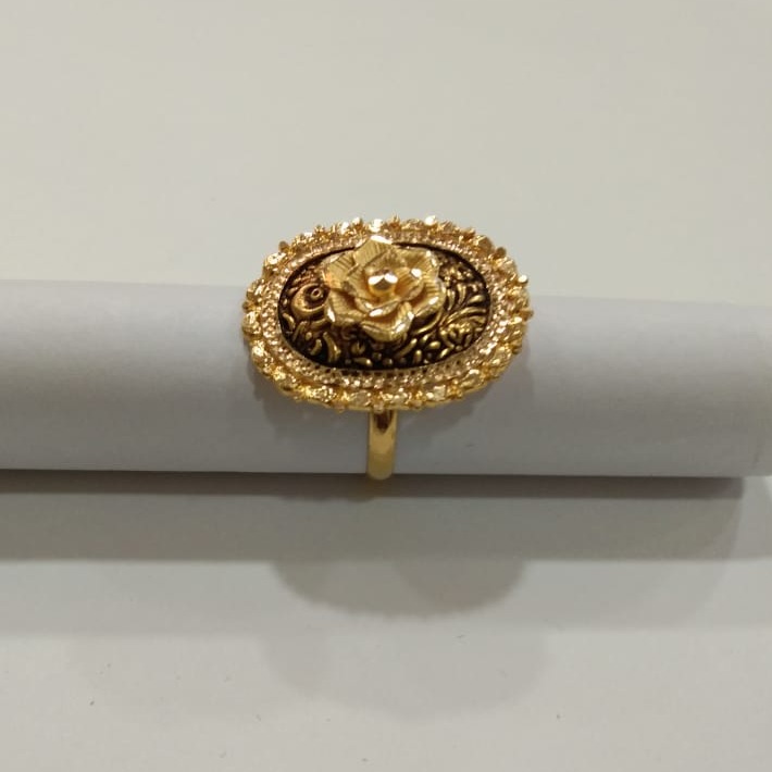 916 Yellow Gold Flower Shaped Ladies ring