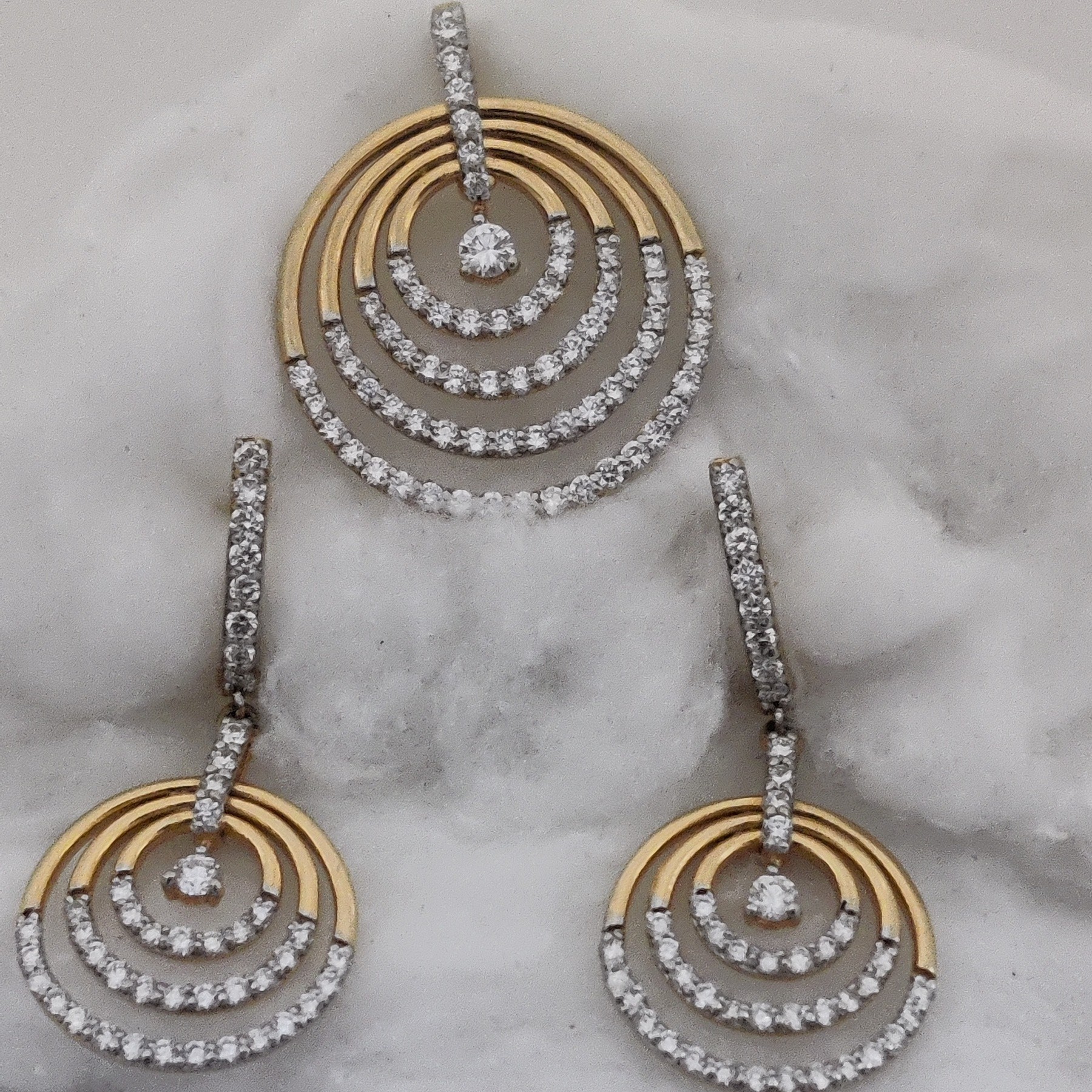 14K Gold Stunning Design Diamond Pendant Set