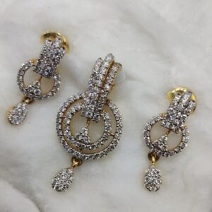 14K Gold Round Shape Diamond Pendant Set