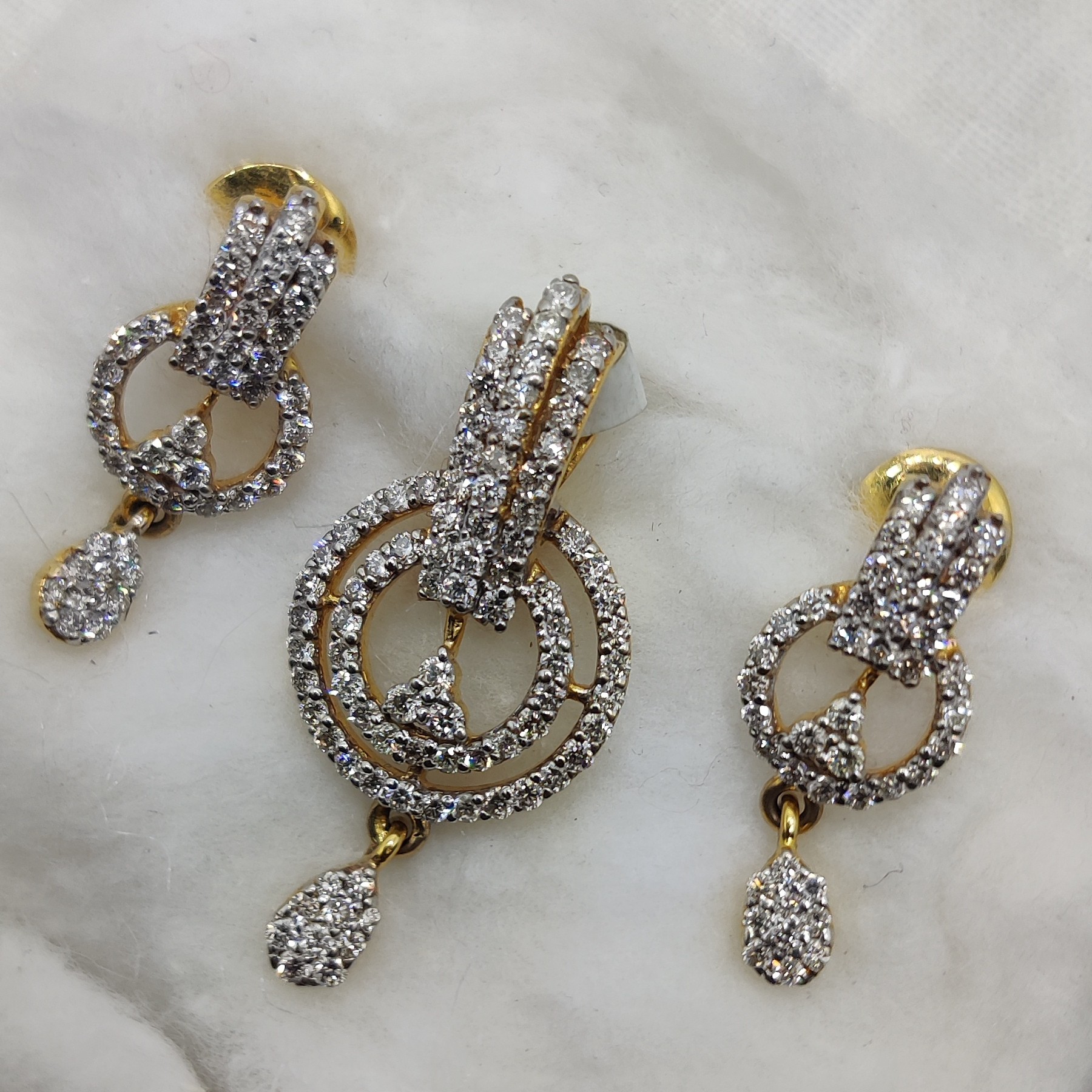 14K Gold Round Shape Diamond Pendant Set
