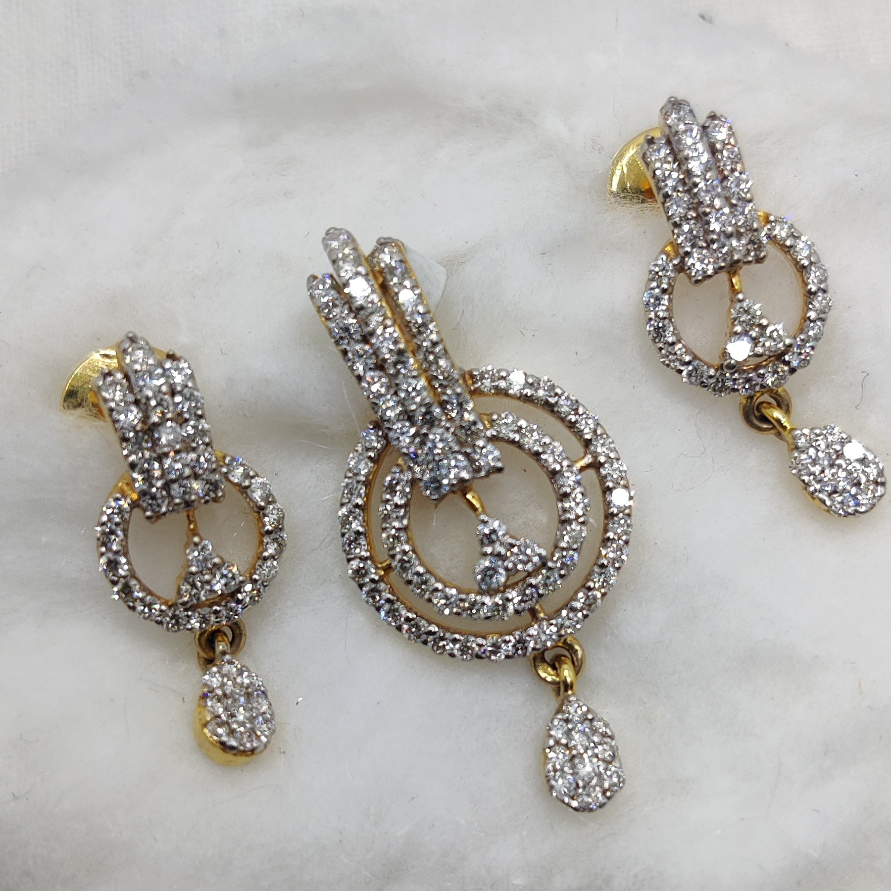14K Gold Round Shape Diamond Pendant Set