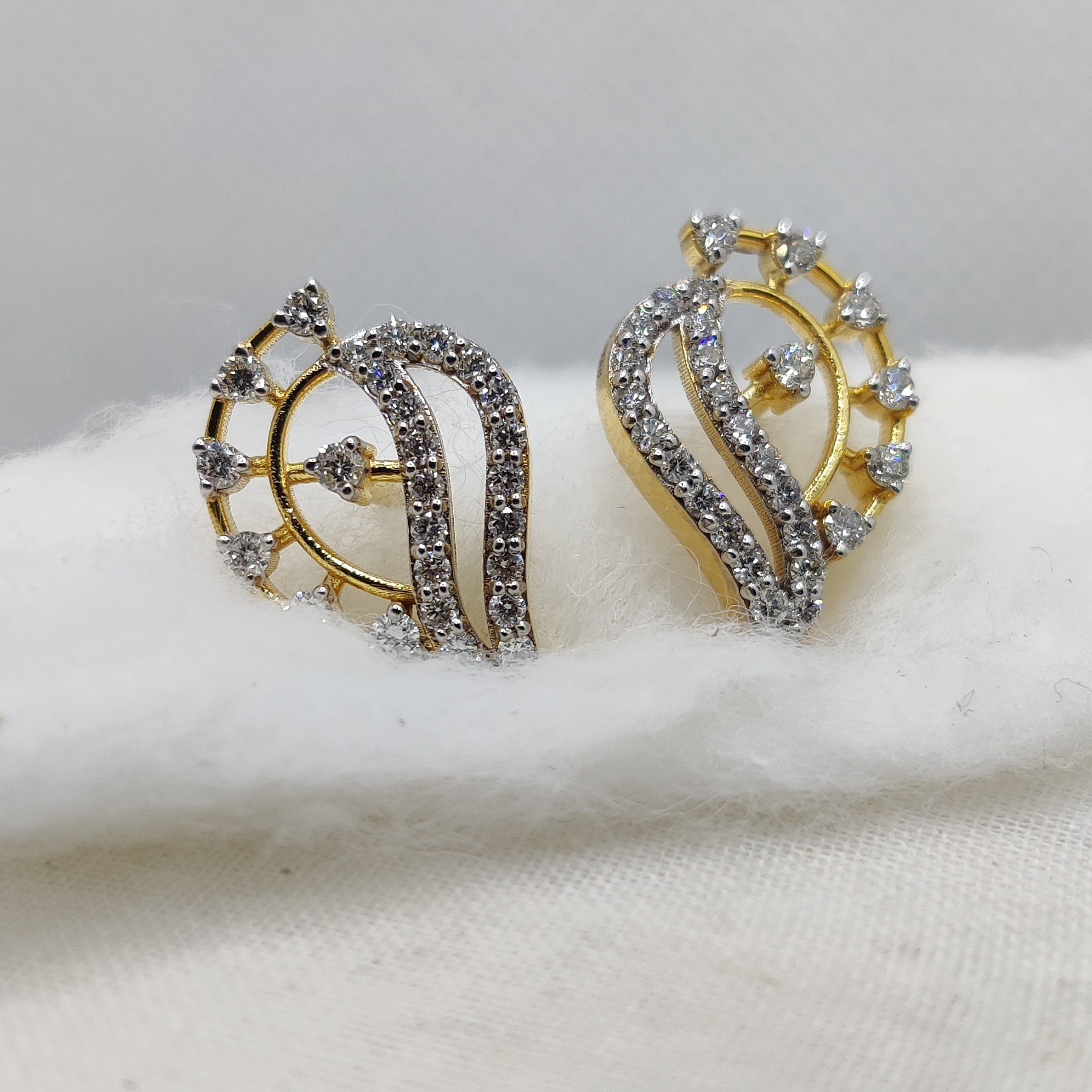 14K Gold Stylish Diamond Earring