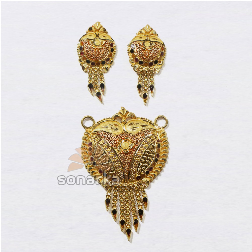 Fancy 22k Yellow Gold Hallmarked Pendent Set with black Mani Pearls