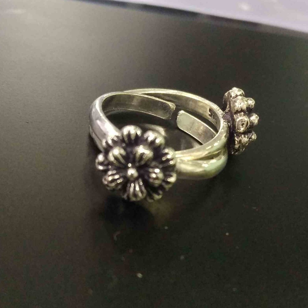 925 sterling silver oxidised flower design toe ring / bichiya