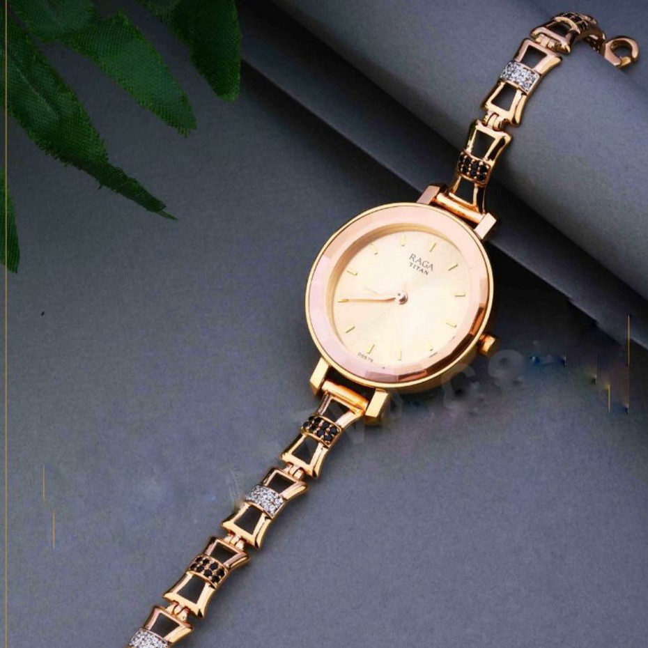 18KT Rose Gold fancy round dial watch for ladies