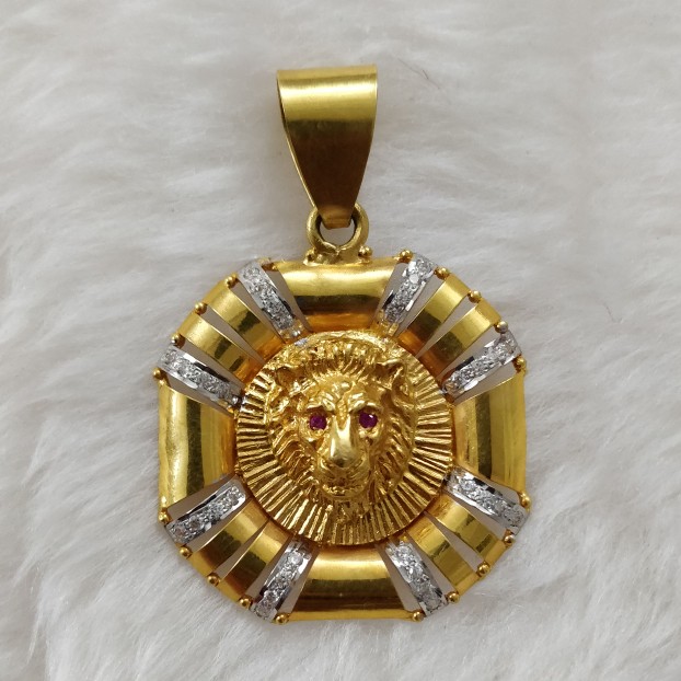 916 Gold Gent's lion Face pendant