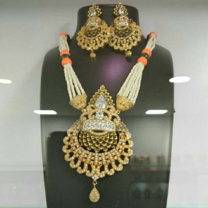 Gold Ladies Designer Pendant Set