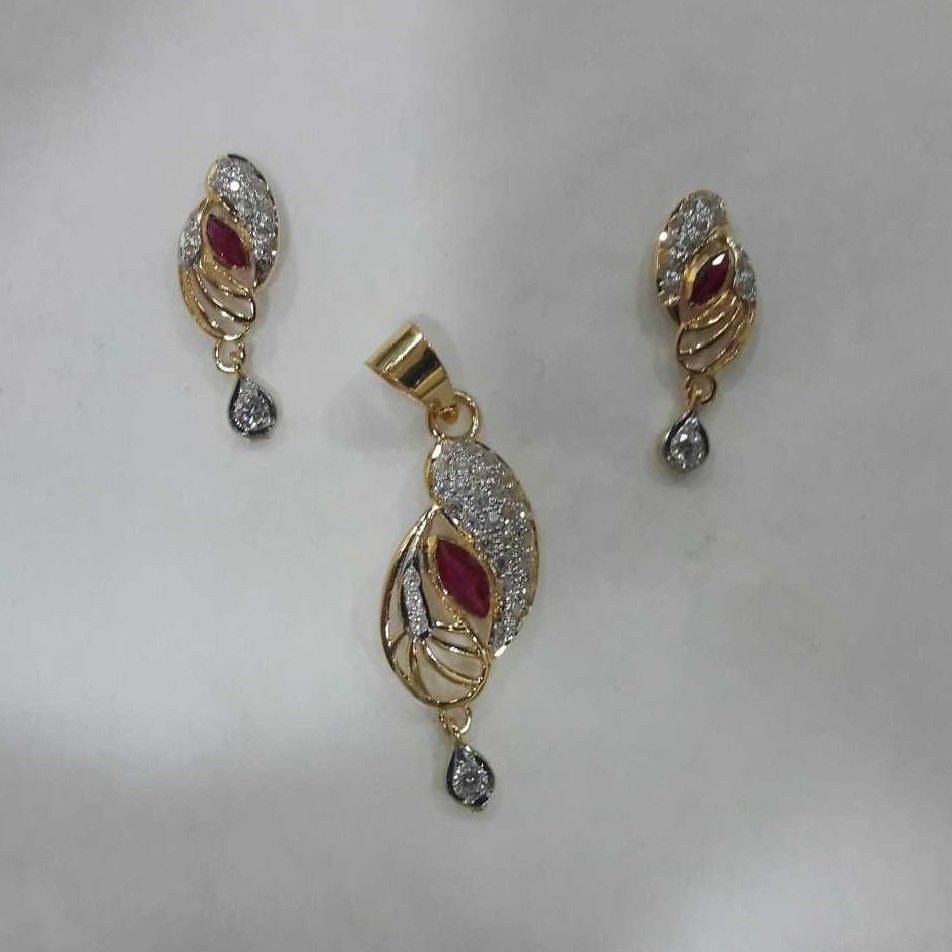 22K / 916 Gold Ladies Indian Diamond Pendant Set