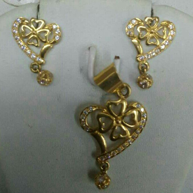18K / 750 Gold Cz Ladies Flower Pendant Set