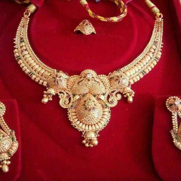 Gold Ladies Attractive Necklace Set