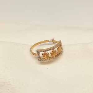 18kt ladies ring
