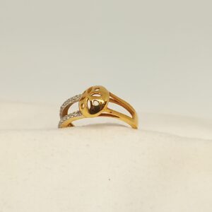 18kt ladies ring