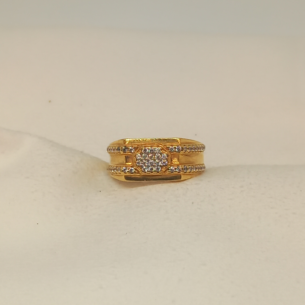 18Kt Gold Gents Ring - Image 2
