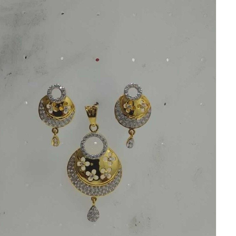 750KT Gold Round Shape Ladies Pendant with Earrings