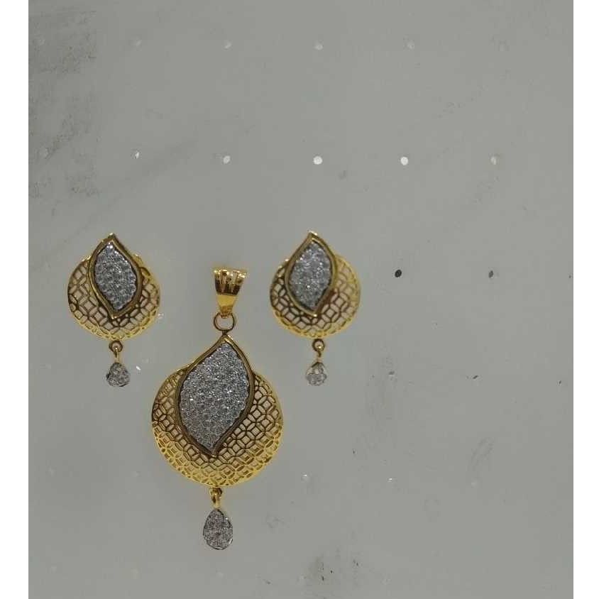 Italian 75KT Gold Diamond Ladies Pendant Set