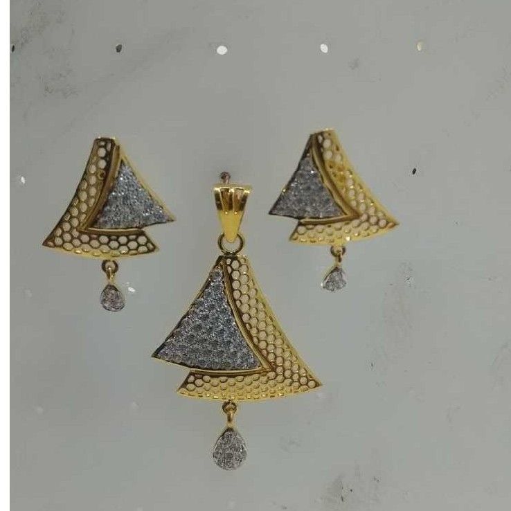916 Gold Triangle Shape Ladies Pendant Set