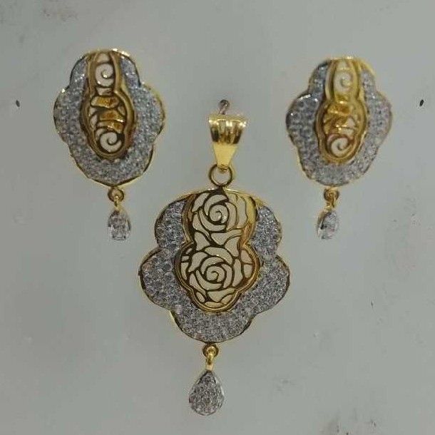 Modern Style 750KT Gold  Pendant Set